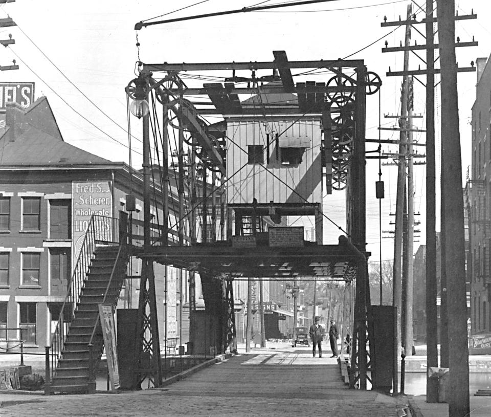 The lift bridge over the old Erie Canal at Hotel Street in downtown Utica was a complicated piece of machinery. It was a conglomeration of wheels, weights, pulleys and cables capable of raising the bridge’s moveable span to allow boats to pass through. From 1819 to the 1920s, the canal flowed through Utica along the path now occupied by Oriskany Street (the East-West arterial).