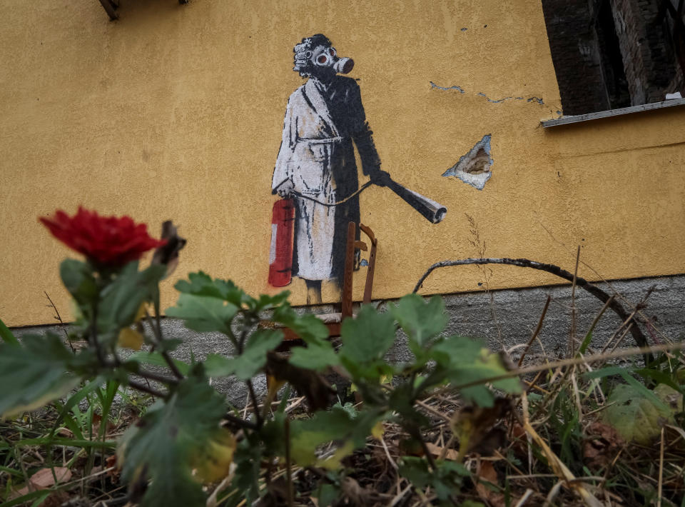 Esta es la obra de Banksy arrancada de la pared de un edificio de Hostomel, en Ucrania. (Foto: REUTERS/Gleb Garanich)