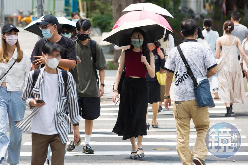 今日各地多雲到晴，午後有局部短暫陣雨，吳德榮指出，今日氣溫略升，南部高溫飆36度。（本刊資料照）