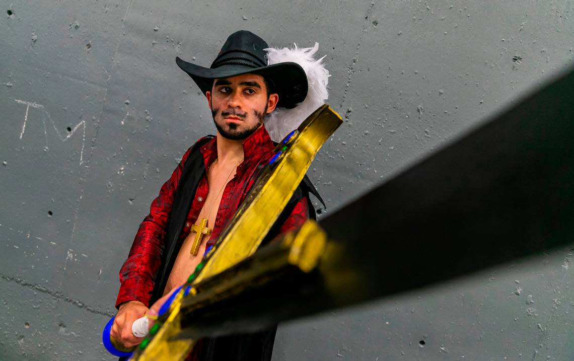 Anthony Gonzalez cosplays as Dracule Mihawk from the anime ‘One Piece’ during Florida Supercon.