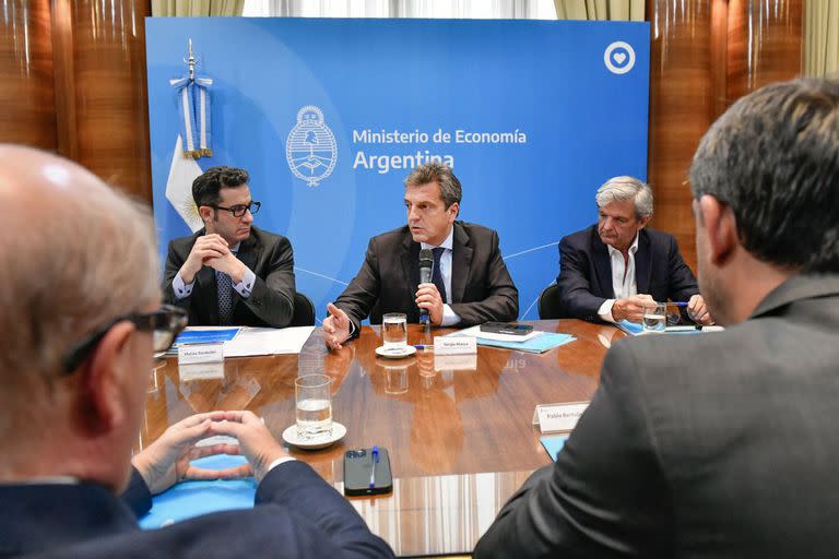 Matías Tombolini y Sergio Massa, ayer, durante la reunión con representantes de empresas, supermercados y mayoristas