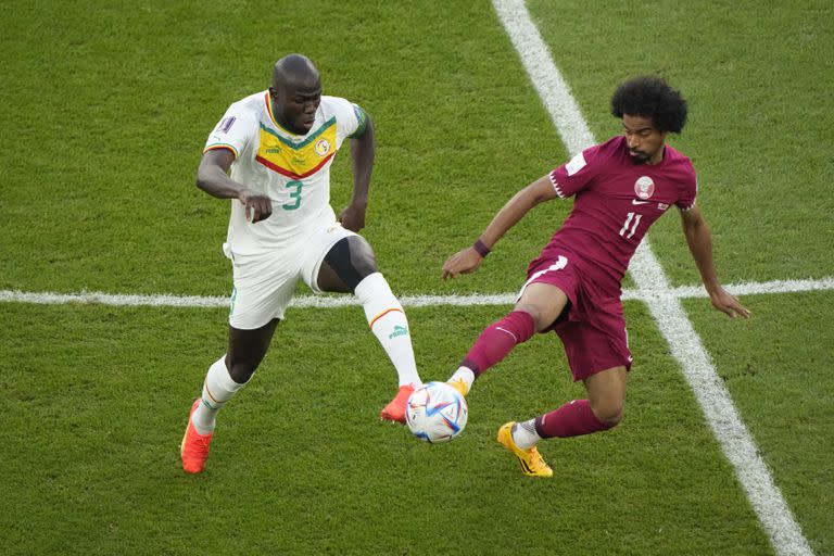 El senegalés Kalidou Koulibaly lleva la pelota ante la marca del qatarí Akram Afif, en el Al Thumama Stadium de Doha