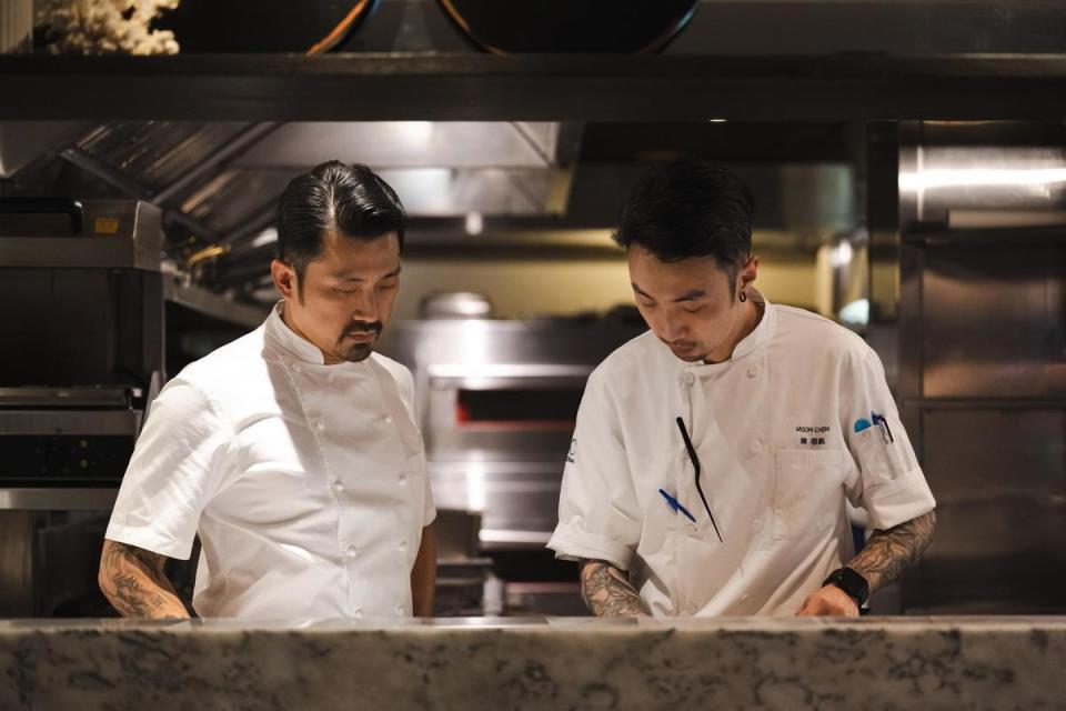 主廚兼經營者林明健Chef Kin（左）與Chou Chou主廚陳思凱Chef Jason共創春季菜單。（Chou Chou提供）