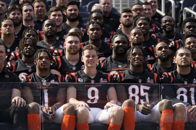 Bengals take team photos, reveal first look at Super Bowl LVI locker room