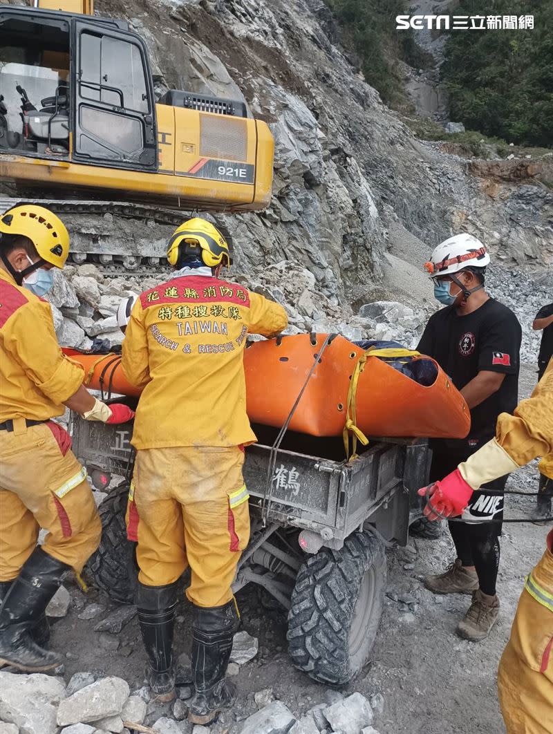 搜救人員將蕭男遺體搬上車。（圖／翻攝畫面）