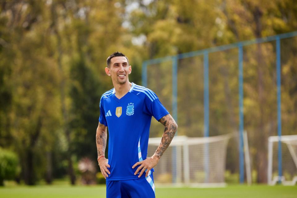 Ángel Di María con la nueva camiseta de la selección.