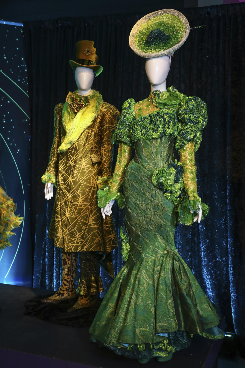 Prendas de vestuario del musical de Broadway "Wicked" se exponen como parte de "Showstoppers! Spectacular Costumes from Stage & Screen", una muestra a befenicio del fondo de recuperación de la Coalición del Instituto del Vestuario, el lunes 2 de agosto de 2021 en Times Square, en Nueva York. (Foto por Andy Kropa/Invision/AP)