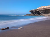 Der Strand von Ajuy auf der Kanaren-Insel Fuerteventura ist nicht zum Baden geeignet. Wegen der reißenden Strömung wurden schon zahlreiche Besucher aufs offene Meer getrieben. (Bild-Copyright: Giovanna/ddp images)