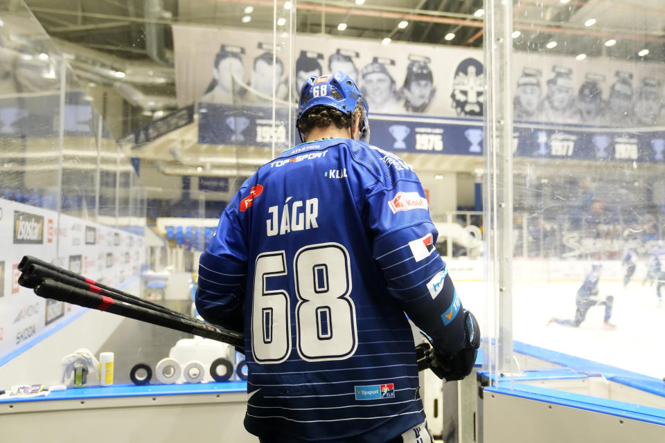 Jaromir Jagr, of Kladno Knights, arrives for the first Czech hockey league match against Ceske Budejovice in Kladno, Czech Republic, Sunday, Jan. 21, 2024. In his 36th season as a professional hockey player, Jagr will take a short break from the Czech league this week and travel to Pittsburgh, where he made his name in the NHL with the Penguins and where his No. 68 jersey will be retired at a ceremony on Sunday. Then it’s quickly back to the Czech Republic to prepare for the next game with the Kladno Knights, who are struggling in last place in the domestic league after a 17-game losing streak. (AP Photo/Petr David Josek)