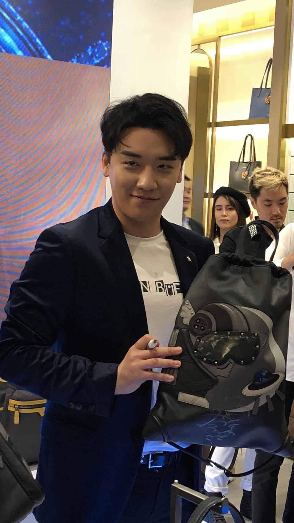 Seungri autographing merchandise for fans. (Photo: Wenting/Yahoo Lifestyle)