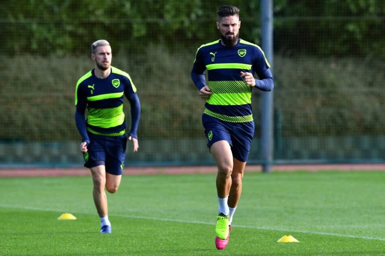 Arsenal's French striker Olivier Giroud (R) is now set to return for the home League Cup game with Reading