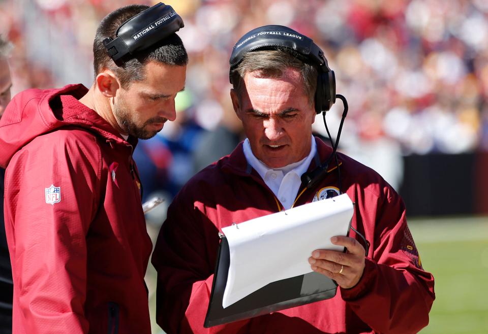 Washington offensive coordinator Kyle Shanahan (left) talks with head coach Mike Shanahan on the sidelines during a home game against the Chicago Bears, Oct. 20, 2013.