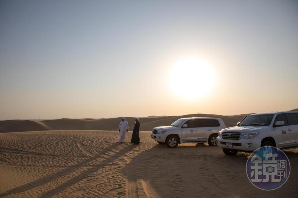 衝沙結束後，司機會給大家自由時間，享受夕陽餘暉映照的沙漠風情。