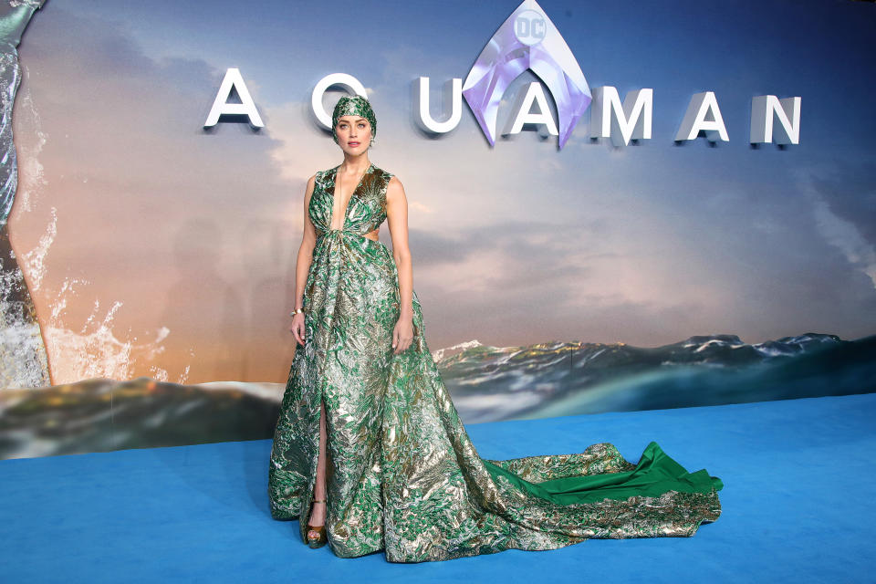 <p>Nous réfléchissons encore pour savoir si nous adorons ou détestons cette surprenante pièce que portait Amber Heard, sur le tapis rouge, cette année. En choisissant cette tenue Valentino pour la première du film Aquaman, l’actrice américaine a certainement causé de l’émoi dans le monde des accessoires de mode. <em>[Photo : Getty]</em> </p>