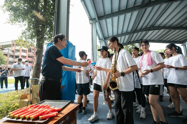 賴清德回建中母校給樂旗隊學弟打氣，還親自分送西瓜給學弟們消暑。總統府提供