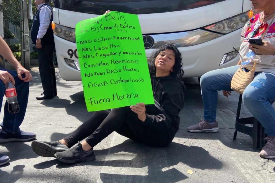 Vecina de Benito Juárez protestando en Insurgentes por agua contaminada 