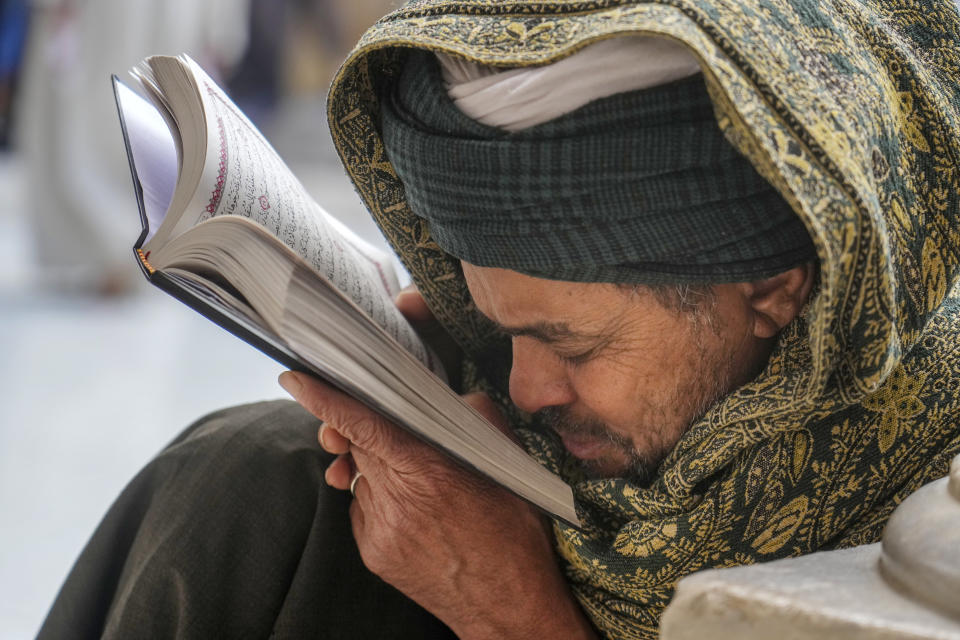 En esta imagen de archivo, un musulmán lee el libro sagrado del islam, el Corán, durante el feriado del Ramadán, en la mezquita de Al-Azhar, el principal institución islámica suní del mundo, en El Cairo, Egipto, el 31 de marzo de 2023. En Oriente Medio y el norte de África, donde la religión a menudo está arraigada en el tejido mismo de la vida, rechazar la religión puede tener repercusiones, por lo que los “nones” —que puede traducirse como “ninguna”, por “ninguna religión”, y que se identifican como ateos, agnósticos, espirituales pero no religiosos, o, simplemente, nada en particular— ocultan cuidadosamente esa parte ya que las políticas y leyes antiblasfemia son habituales en la región. (AP Foto/Amr Nabil, archivo)