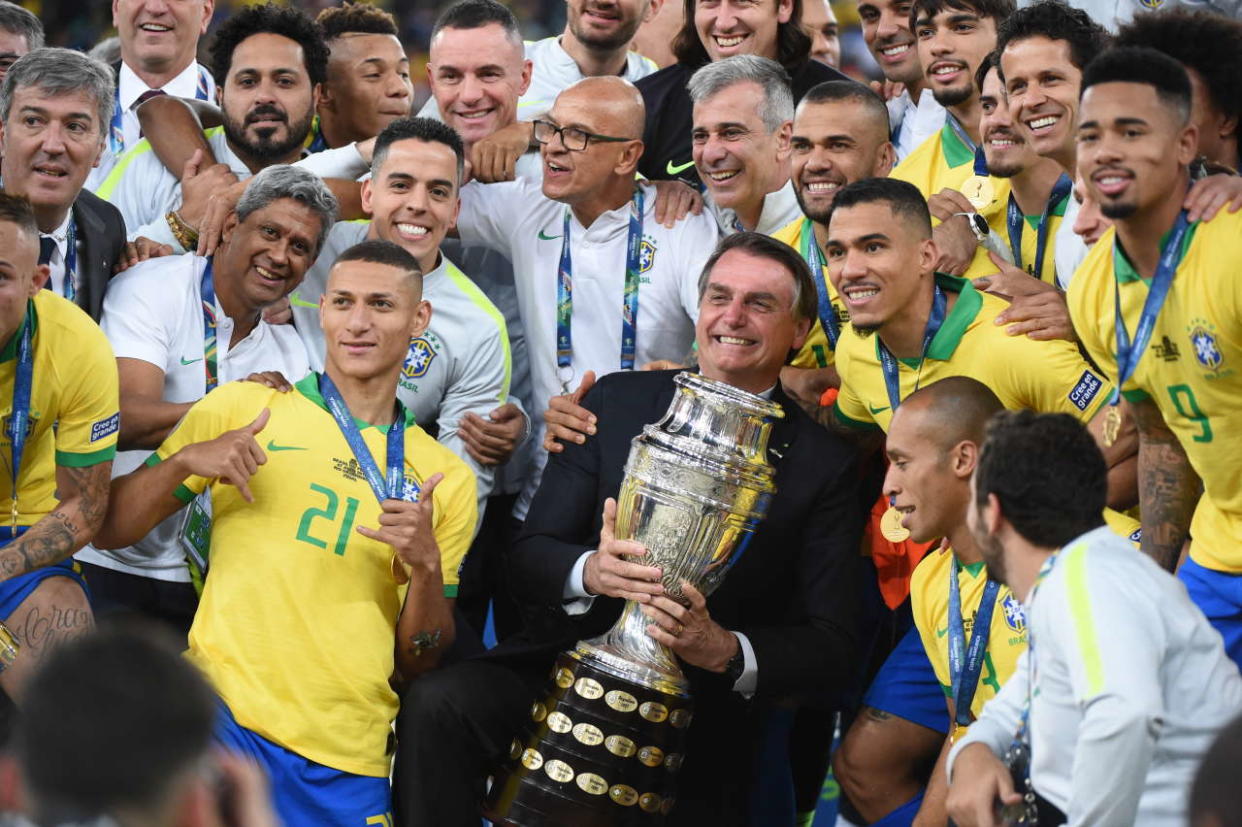 Le président brésilien Jair Bolsonaro, ici photographié au côté de Richarlison, Daniel Alves ou Gabriel Jesus notamment à l’occasion du sacre du Brésil à la Copa America 2019, bénéficie du soutien de nomnbreux footballeurs.