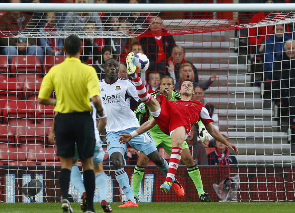 Southampton's Morgan Schneiderlin attempts an overhead kick during their English Premier League soccer match against West Ham at St Mary's stadium in Southampton, southern England September 15, 2013.