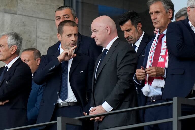 El presidente de la UEFA Aleksander Čeferin habla con el presidente de la FIFA Gianni Infantino durante un partido de la reciente Eurocopa