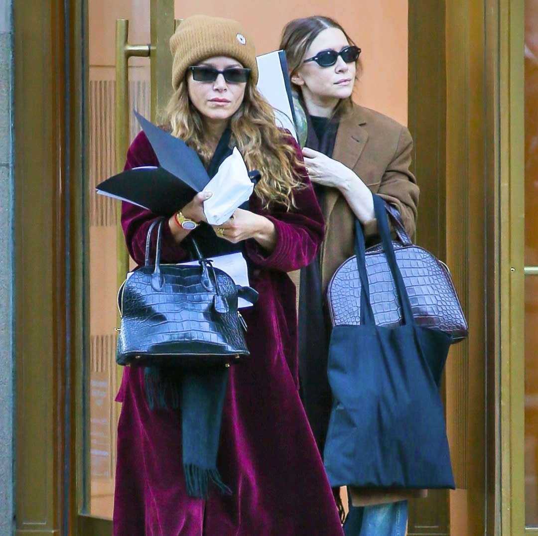  Mary-Kate and Ashley Olsen matching croc bags. 