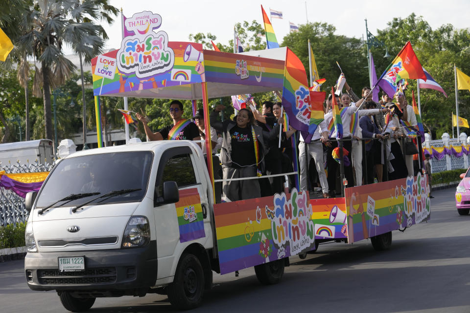 18日，泰國民眾登上彩虹車隊。（圖／美聯社）