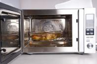 <b>Forno a microonde</b><br><br>Dal punto di vista energetico, il <b>forno a microonde</b> comporta già di per sé un <b>risparmio energetico</b> rispetto al forno elettrico tradizionale: consuma la metà dell’energia, anche perché non ha bisogno del preriscaldamento. Tutto questo ovviamente senza danneggiare le <b>proprietà nutritive</b> dei cibi che vengono cucinati. Tra i <b>consigli</b> per risparmiare energia nel suo utilizzo, tenetelo lontano il più possibiile dagli altri elettrodomestici e dalle fonti di calore. Inoltre, bisogna evitare che rimangano residui di cibo dopo la cottura.