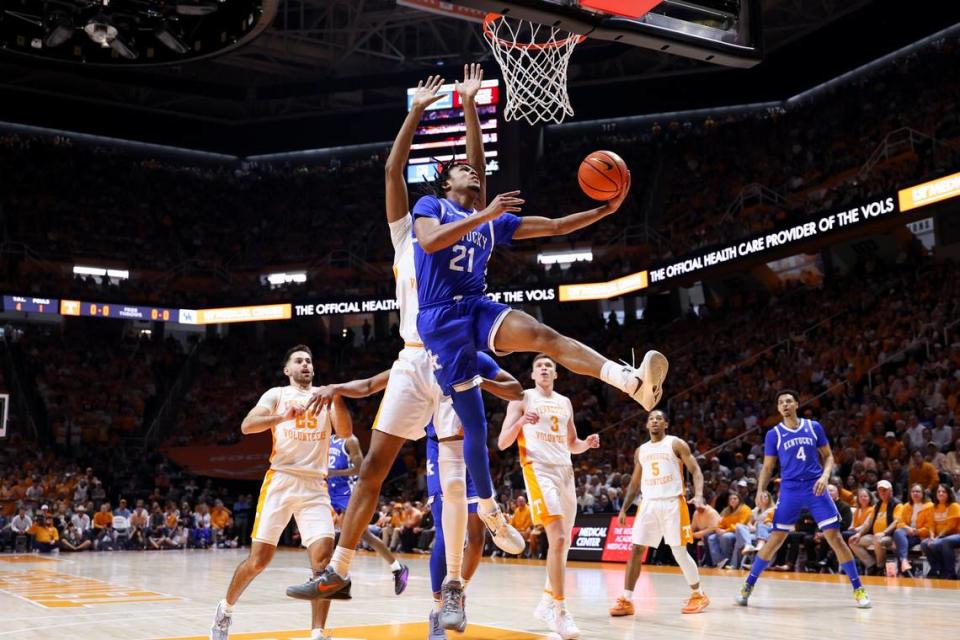 Kentucky guard D.J. Wagner (21) drives to the basket against Tennessee during Saturday’s game at Thompson-Boling Arena in Knoxville. Wagner battled foul trouble and finished with four points, two rebounds and a steal. Silas Walker/swalker@herald-leader.com