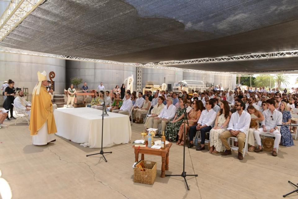 Misa para bendecir la primera cosecha de uva en el año.