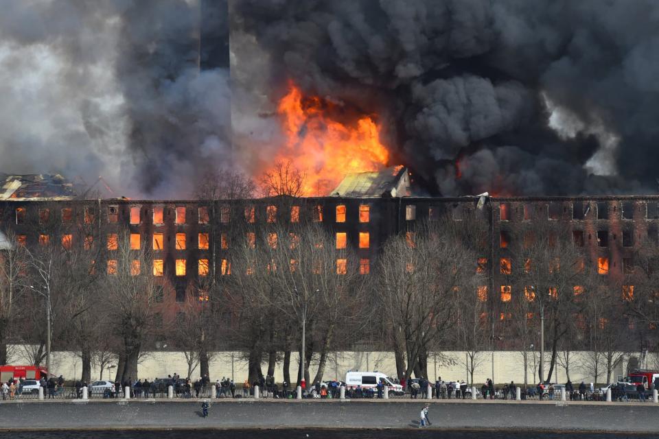 Un gigantesque incendie s'est déclaré le 12 avril 2021 au sein de la manufacture Nevski à Saint-Pétersbourg, en Russie - Olga MALTSEVA / AFP