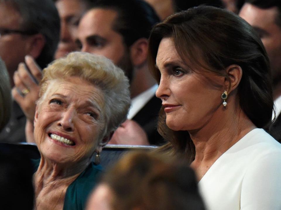 Caitlyn Jenner (r.) mit ihrer Mutter Esther im Sommer 2015. (Bild: Kevin Mazur/WireImage/Getty Images)