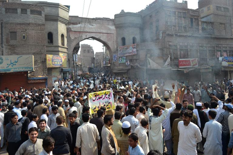 Pakistani Sunni Muslims protest against the attack on a Sunni mosque and seminary, in Multan on November 16, 2013