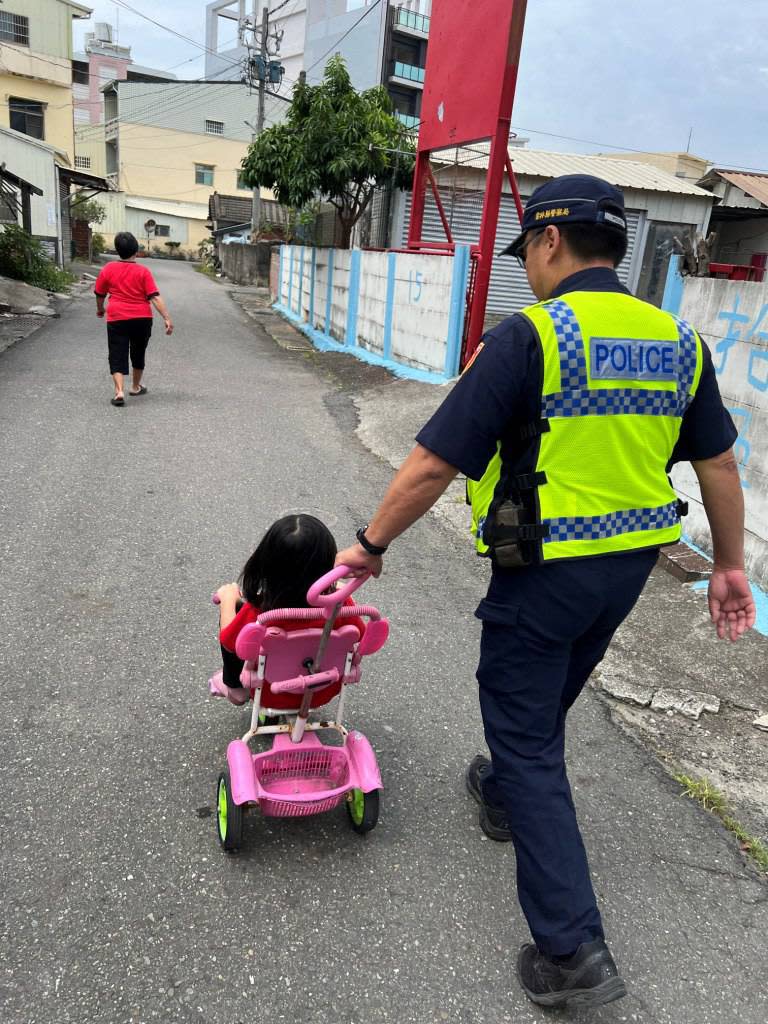 ▲女童騎乘三輪車迷途，虎警化身小幫手推送護返家。（虎尾分局提供）