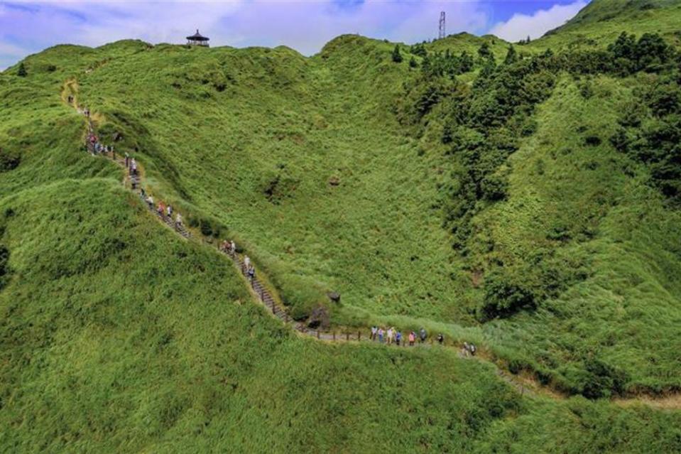 台北晶華酒店即日起推出「晶華壯遊假期2.0：挑戰臺北大縱走」住房專案，邀旅人共學與山林相處之道。圖為台北大縱走第三段七星山。圖／台北晶華酒店提供