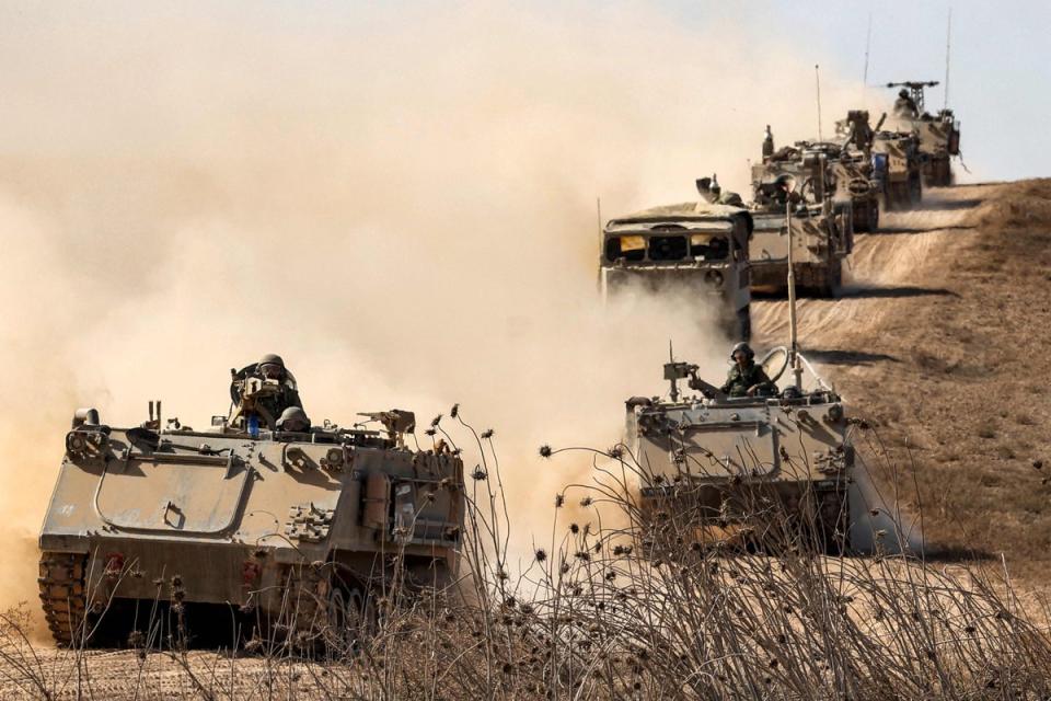 Vehículos de combate de infantería del ejército israelí desplegados a lo largo de la frontera con la Franja de Gaza, en el sur de Israel (AFP vía Getty Images)