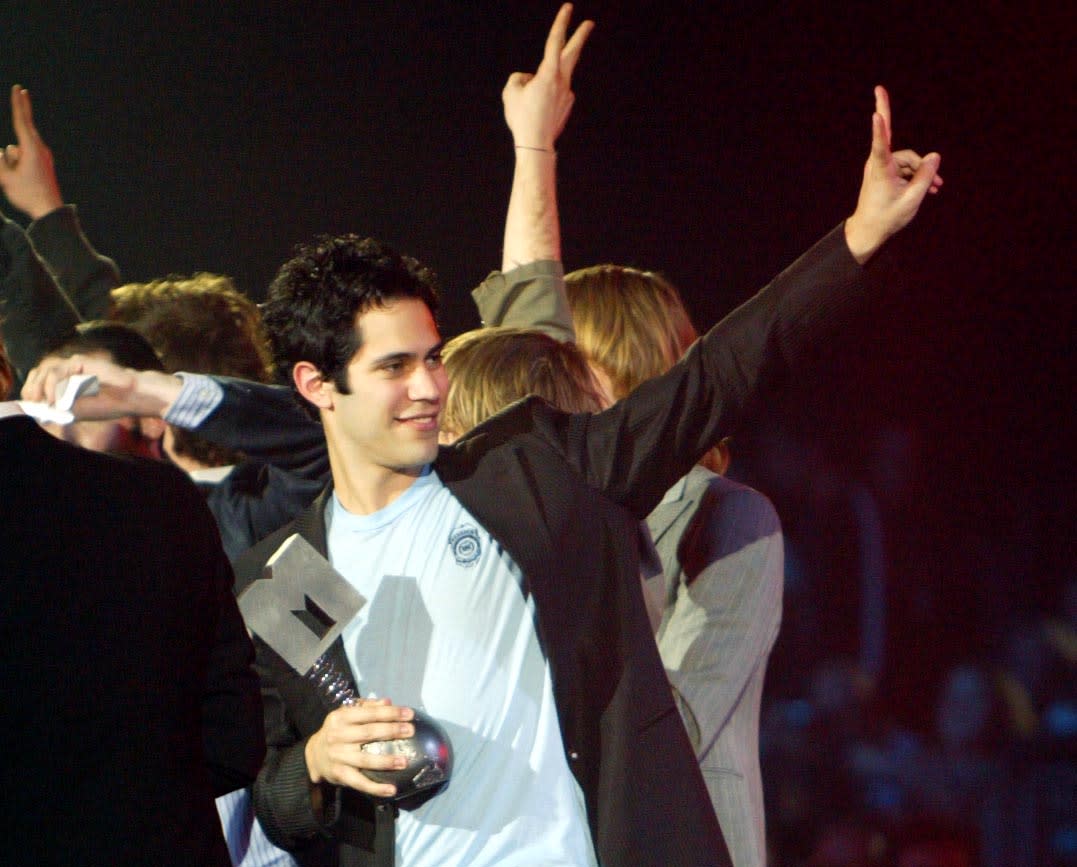 Ryan Dusick of  Maroon 5 gives the victory sign as he holds his Best New Act award during the MTV Europe Music Awards in 2004. (Photo: AP/Andrew Medichini)