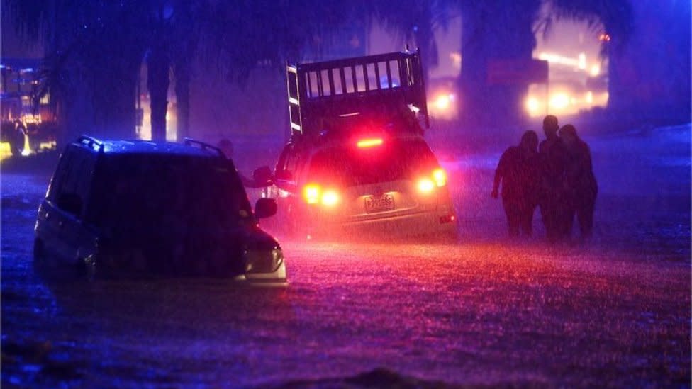 Autos en una calle inundada en El Salvador