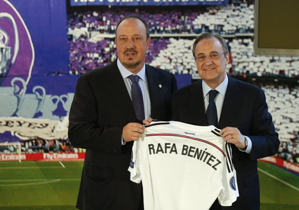 Florentino Pérez en la presentación de Rafa Benítez como entrenador. El español llegó para sustituir a Ancelotti en 2015 y fue despedido unos meses después. (Foto: Sergio Perez / Reuters).