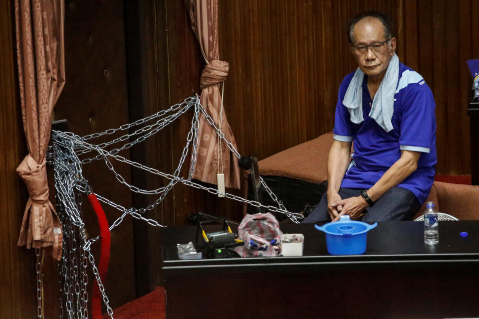 Barricadas, enfrentamientos y peleas en el Parlamento de Taiwán