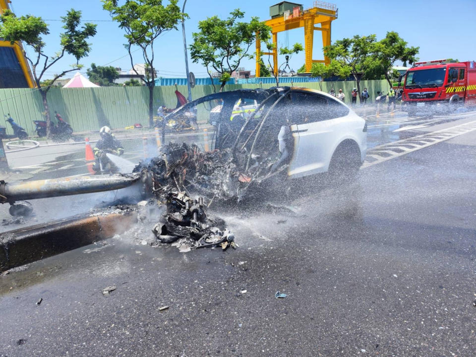 藝人林志穎駕駛特斯拉行經桃園市蘆竹區時，因不明原因發生事故，林志穎與兒子兩人受傷。（桃園市政府消防局提供）