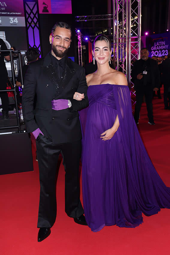 Maluma y su novia Susana posan por primera vez juntos y presumiendo de embarazo en los Grammy Latinos 2023