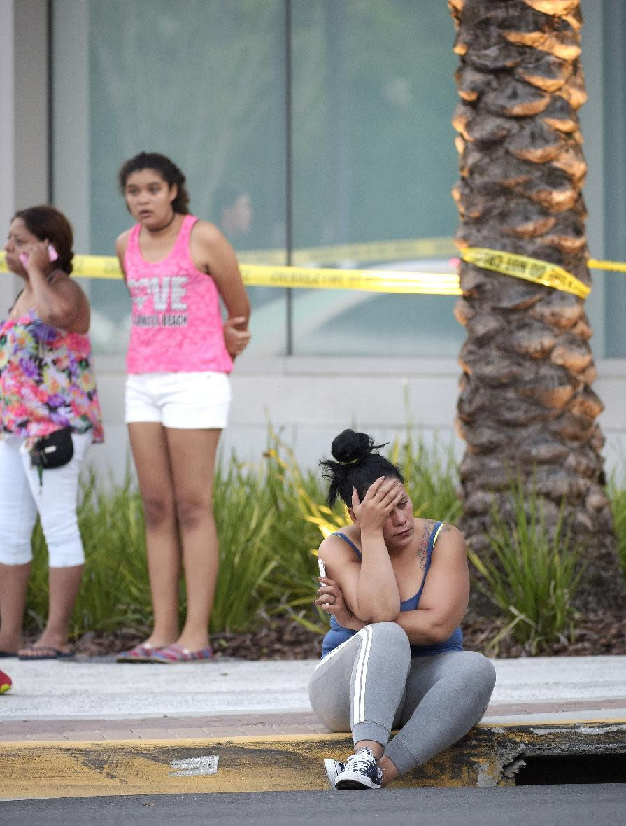 Tristeza y angustia a las afueras del Orlando Regional Medical Center donde están la mayoría de los heridos del ataque a la discoteca Pulse (AP).