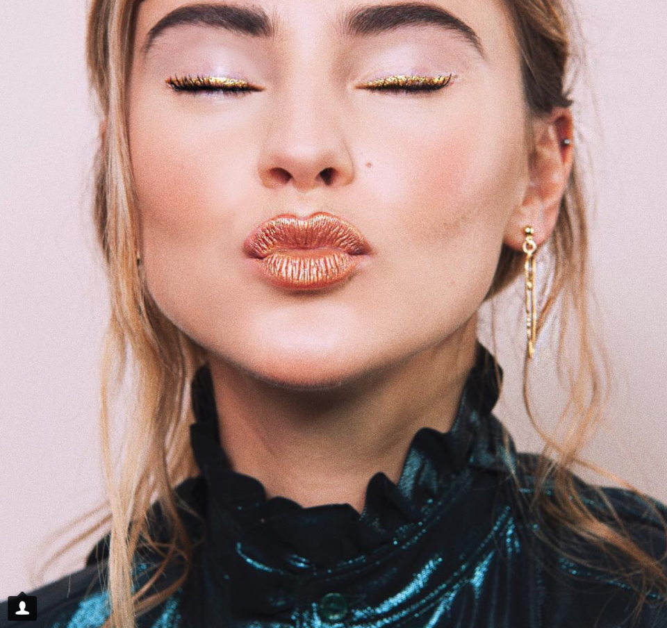 <p>Mit ihrem Make-up liegt Stefanie Giesinger goldrichtig, schließlich darf es an Weihnachten prunkvoll zugehen. Das Model setzt mit einem Eyeliner und Lippenstift in Gold funkelnde Akzente. (Bild: Instagram/stefaniegiesinger) </p>