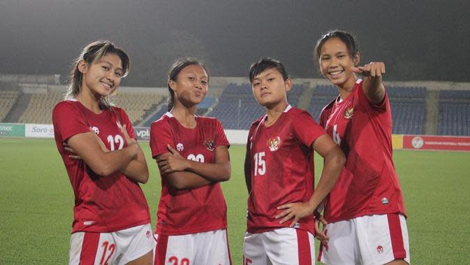 Timnas Putri Indonesia berhasil meraih prestasi dengan menembus putaran final Piala Asia 2022. Zahra menjadi pemain penting yang kerap mengatur skema penyerangan Garuda Pertiwi. Tak heran, jika peran penting Zahra ini turut mempengaruhi prestasi timnas. (Liputan6.com/IG/@zahmuz12)