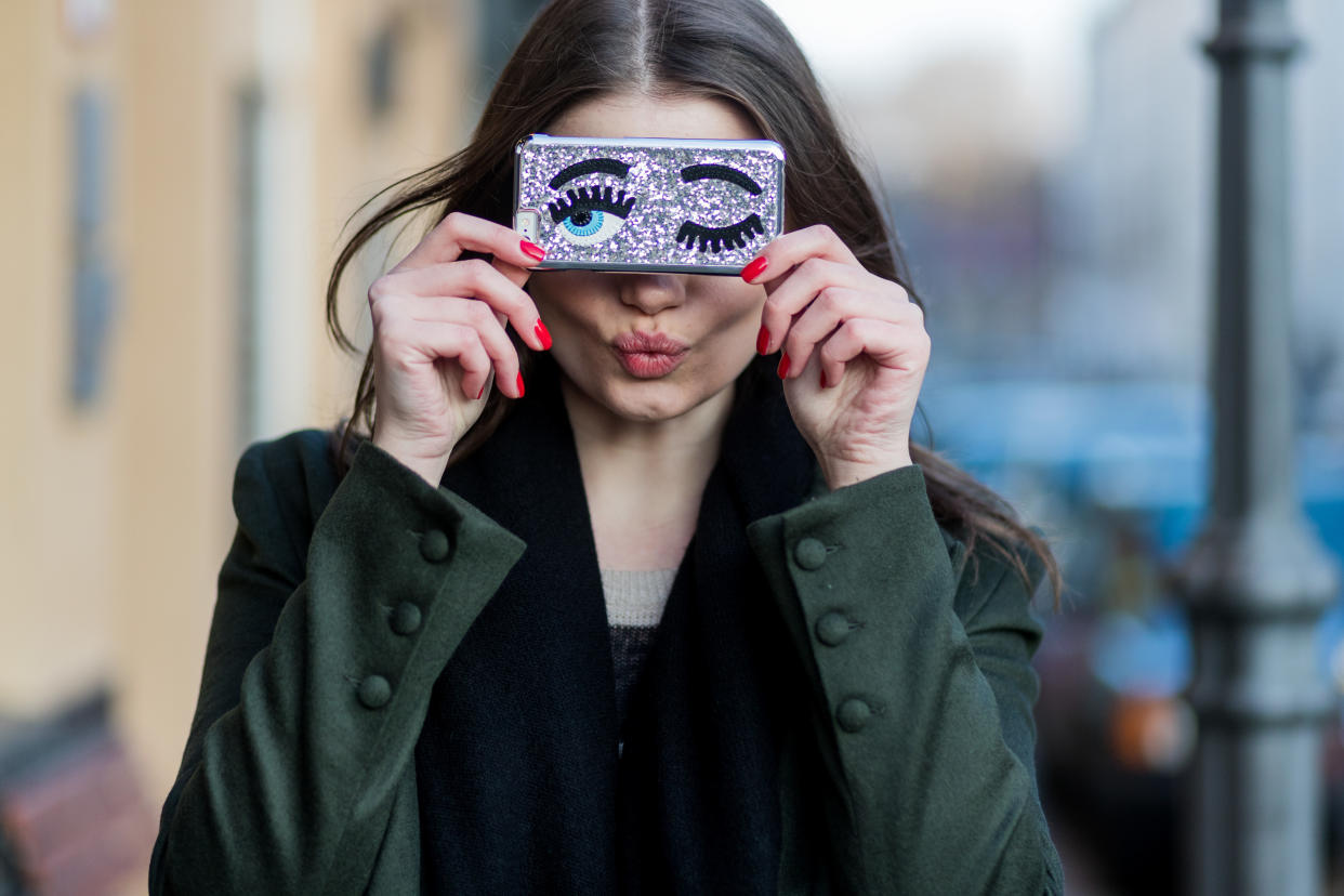 Selfie-Knipsen oder Telefonieren: Unser Handy kommt unserem Gesicht ziemlich nahe, dabei wimmelt es vor Bakterien (Photo by Christian Vierig/Getty Images)