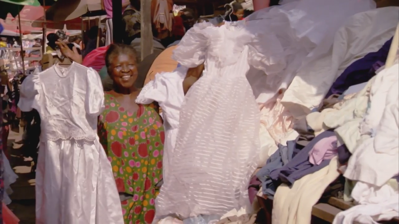 二手衣物在迦納相當普遍，連婚紗都可以是二手婚紗。（《你的二手衣去哪了》影片截圖）