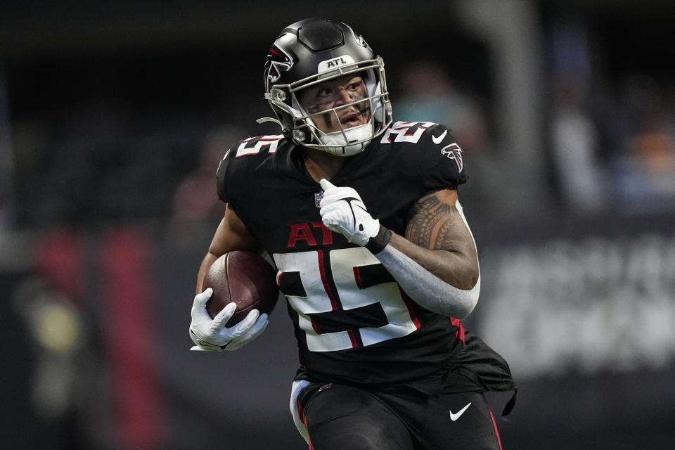 Atlanta Falcons running back Tyler Allgeier (25) runs against the Arizona Cardinals during the first half of an NFL football game, Sunday, Jan. 1, 2023, in Atlanta. (AP Photo/John Bazemore)