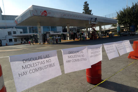 Signs read 'We don't have fuel, sorry for the inconvenience" at a gas station in Mexico City, Mexico January 8, 2019. REUTERS/Violeta Schmidt