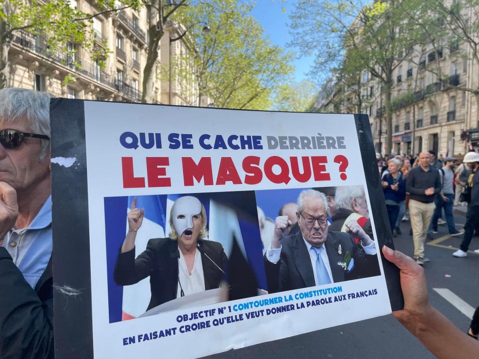 <p>"Qui se cache derrière le masque ?"</p> 