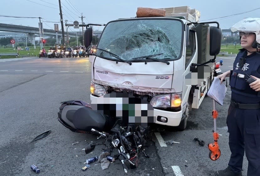 機車衝撞大貨車騎士傷勢嚴重。（圖／翻攝畫面）